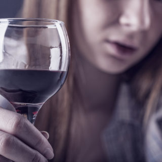 alkoholizm-kobiecy-leczenie-objawy-i-terapia