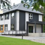 Terapia uzależnień: detoksykacja 4–7 dni (jeśli potrzebna), potem terapia stacjonarna 4–6 tyg. z terapią indywidualną i grupową oraz profilaktyką nawrotów.